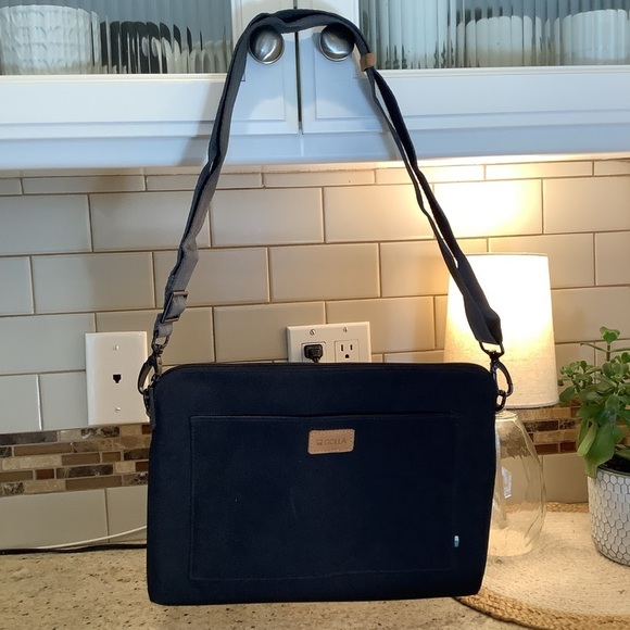 Golla Black IPad Tablet Case Sleeve - Picture 1 of 7